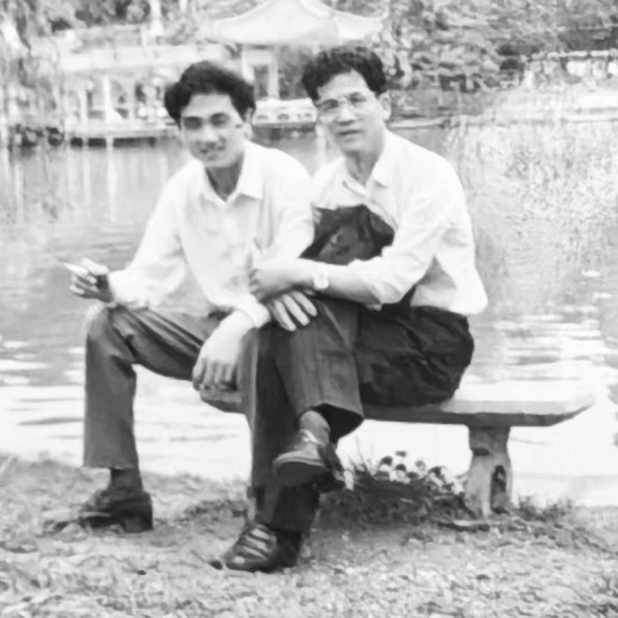 當(dāng)年漂泊在外，雖然沒(méi)寫(xiě)東西，依然喜歡和文人交往，這個(gè)作家是誰(shuí)我忘了，