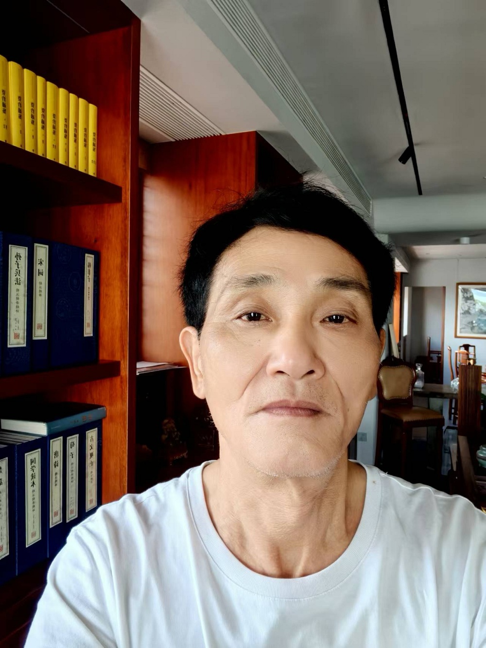 子塵，早年筆名野草，福建人，現(xiàn)居住廈門(mén)市，在一家私企上班。少年時(shí)開(kāi)始喜歡文學(xué)，一直熱愛(ài)，從不言放棄。早年有習(xí)作發(fā)表報(bào)刊，現(xiàn)大多作品發(fā)于網(wǎng)絡(luò)。