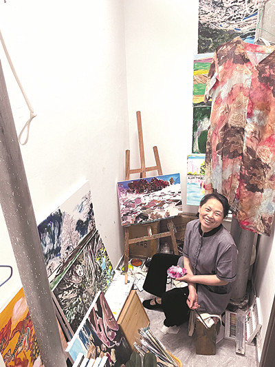 王柳云 祖籍湖南，2017年去福建學(xué)畫，后因在北京某大廈邊做保潔邊畫畫而被央視等主流媒體報(bào)道，進(jìn)而廣為人知。2023年開始出版自傳和詩(shī)歌集。著有《青芥人生》《月光不迷路》《走過一座?！?2023年，王柳云在北京某大廈保潔工具間 京石 攝