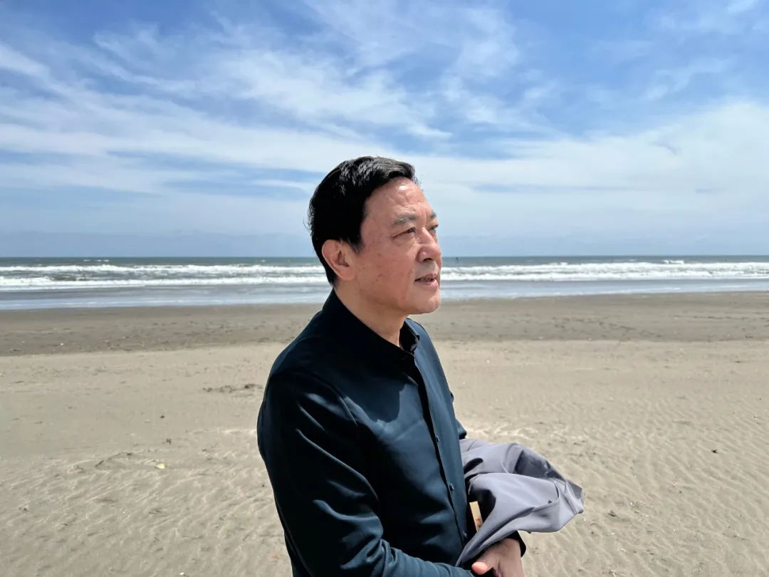 潘軍，著名作家、編劇；1957年生，安徽懷寧人。1982年畢業(yè)于安徽大學(xué)中文系，主要作品有長篇小說《日暈》《風(fēng)》《獨(dú)白與手勢》《死刑報告》以及《潘軍小說文本》（6卷）等，并譯介為多種文字，多次獲獎。另有話劇作品《地下》《斷橋》《合同婚姻》《霸王歌行》，獲第31屆“世界戲劇節(jié)”優(yōu)秀劇目獎。自編自導(dǎo)的電視劇有《五號特工組》《海浪行動》《驚天陰謀》《粉墨》《虎口拔牙》《分界線》等。