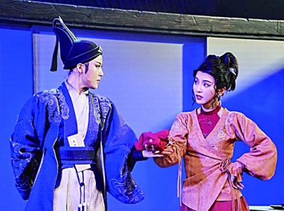 越劇演員陳麗君（左）和李云霄在越劇《新龍門客?！费莩鲋小Ｐ氯A社發(fā)