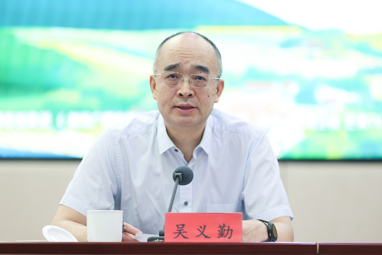 中國作協(xié)黨組成員、副主席、書記處書記吳義勤