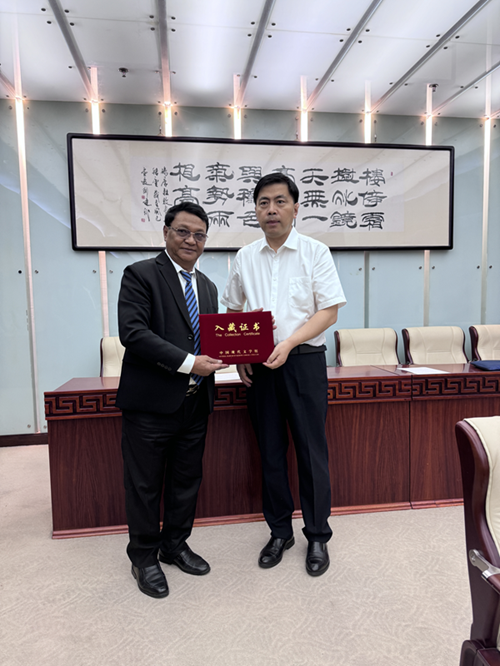 王軍代表文學(xué)館頒發(fā)入藏證書(shū)