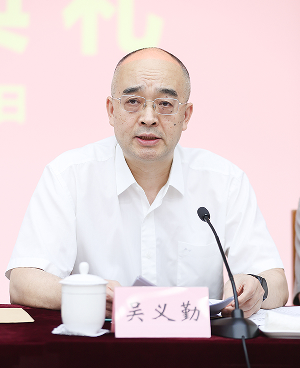 中國作協(xié)黨組成員、副主席、魯迅文學(xué)院院長吳義勤講話