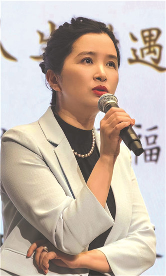 潘向黎，文學(xué)博士，上海作家協(xié)會副主席、專業(yè)作家。著有長篇小說《穿心蓮》，小說集《白水青菜》《十年杯》《輕觸微溫》《上海愛情浮世繪》等，專題隨筆集《茶可道》《梅邊消息》《古典的春水》《人間紅樓》等，共三十多種。獲魯迅文學(xué)獎短篇小說獎等