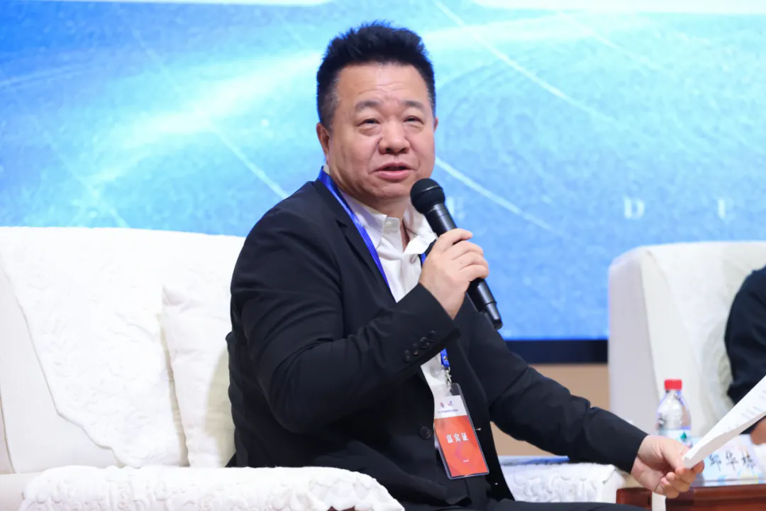 中國作協(xié)黨組成員、副主席、書記處書記邱華棟出席并主持論壇