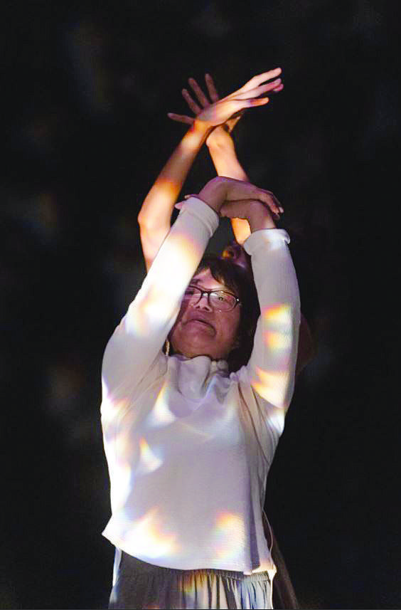 法魯克和余秀華合作詩(shī)歌舞蹈劇場(chǎng)作品《萬(wàn)噸月色》，試圖把詩(shī)里的“陰影”意象轉(zhuǎn)化成某種新鮮的舞臺(tái)象征——讓詩(shī)人在光與暗交錯(cuò)的空間里跳舞，在不同尺寸的“陰影”下舞蹈，表達(dá)不同生命階段對(duì)“陰影”的感受。（均受訪者供圖）