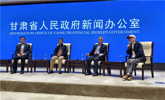 中山大學(xué)博導(dǎo)、教授，中國頂尖文學(xué)評(píng)論家謝有順，浙江文藝出版社常務(wù)副社長(zhǎng)，翻譯家曹元勇，北師大教授，詩人歐陽江河，魯迅文學(xué)獎(jiǎng)獲得者、甘肅文聯(lián)副主席、作協(xié)主席葉舟回答記者提問（攝影 澎湃新聞?dòng)浾?夏奕寧）