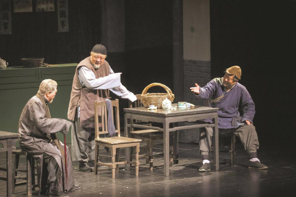 時隔36年，北京人藝再度駐演上海。圖為話劇《茶館》10月13日排練照。 本報記者 葉辰亮攝