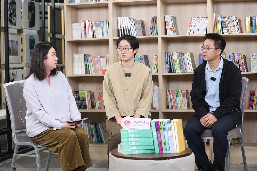 李嘯洋（右一）、康春華（右二）談素人寫作