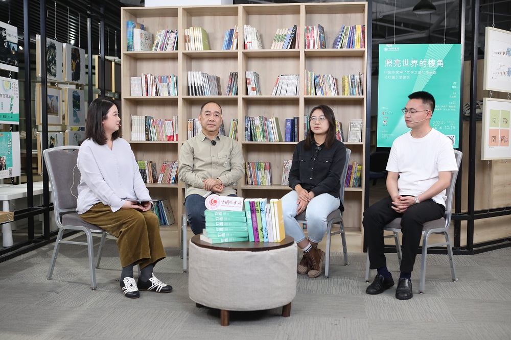 桫欏（右三）、于文舲（右二）、宋煜（右一）分享投稿經(jīng)歷