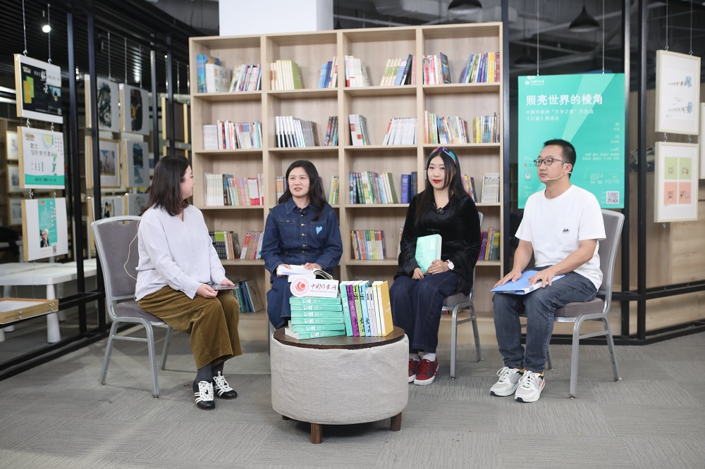 譚杰（右三）、楊碧薇（右二）、李英?。ㄓ乙唬┓窒怼稛舯K》