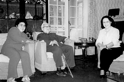 1986年,楊沫(左一)與妹妹白楊看望巴金先生 圖片選自同心出版社出版的《楊沫百年紀念圖文》