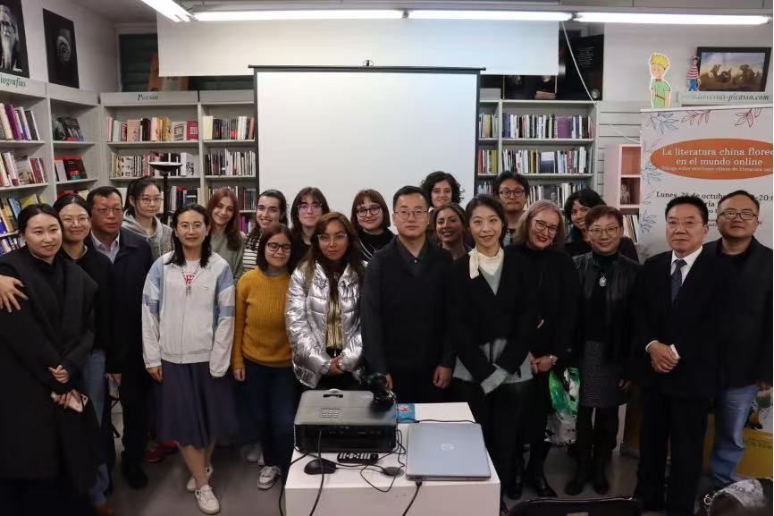 與現(xiàn)場(chǎng)部分讀者合影