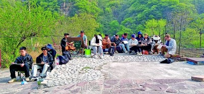 美院師生走進(jìn)山間田野進(jìn)行寫生創(chuàng)作