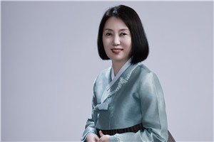 翻譯獎：國家通用語言文字←→朝鮮文作者：鄭風淑（朝鮮族）         獲獎感言感謝致力于培養(yǎng)各民族作家翻譯家的《民族文學》雜志，一直以來給我們搭建各具特色的平臺，讓我們各民族兄弟姐妹在共有的中華文化家園中盡情地書寫生活、表達胸臆，實現自我價值。 朝鮮族著名作家許連順跳出原有的創(chuàng)作思維，以作家特有的胸懷和眼界感悟博大精深的中華文化，探索邊疆少數民族文學融入……