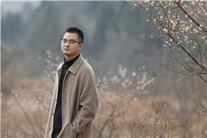 散文獎：《綠皮火車》 作者： 羌人六（羌族）         獲獎感言因為寫作，我從故事中的尋金者身上，也能深切體會那種歷經輾轉終于醍醐灌頂柳暗花明的心路歷程。2004年高中時期開始文學創(chuàng)作，大學畢業(yè)后回到家鄉(xiāng)生活工作，我才終于找到自己寫作的“源頭活水”，于是有了關于家鄉(xiāng)龍門山斷裂帶的書寫，于是有了散文集《綠皮火車》。川西北龍門山斷裂帶，鄉(xiāng)親父老的名字與臉孔……