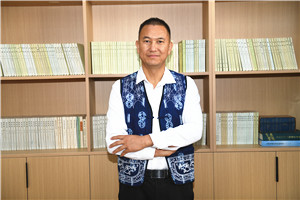 散文獎：《洱海筆記》 作者： 北雁（白族）         獲獎感言我慶幸自己出生在洱海之源。從我們村子后方山脈上發(fā)源的大小溪流河溝，以及離我們村子不遠的茈碧湖、草海、綠蔭塘、鵝墩塘，還有從我們壩子里流過的彌茨河、鳳羽河、彌苴河、海尾河、永安江、羅時江，甚至包括從天空降落的雨水和羅坪山頂融化的雪水，它們的流向都是群山之外波瀾壯闊的洱?！?/></a></dt>
      <dd><a href=