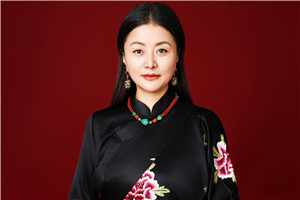 詩歌獎：《留在紙上的心》 作者：那薩（藏族）         獲獎感言非常榮幸獲得駿馬獎，我的內心充滿感激。我來自青海省玉樹藏族自治州，出生在通天河流域叫結拉的一個小山村，通天河藏語叫牦牛河，是長江源頭的干流河。我曾經在瀾滄江源頭的縣城雜多縣工作了八年。又到黃河源頭，在小小的敬水池里喝了三口水。可以說我是被長江、黃河、瀾滄江的水養(yǎng)育的一個寫作者……