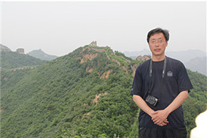 報告文學獎：《靜靜的鴨綠江》 作者：周建新（滿族）         獲獎感言獎是授予我的，更是授予英烈們的，只不過我獲得了機會。每一次采訪，講述者都能讓我身臨其境，感受孫景坤老英雄高尚的一生。我沒有理由不蘸血為墨，書寫英雄，書寫“七一”勛章獲得者、深藏功名七十載的老英雄孫景坤。