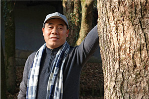 中短篇小說獎：《月光緊追不舍》 作者：少一（土家族）         獲獎感言沒有氣勢恢宏的大場景，沒有故事情節(jié)的大起伏，也沒有人物命運的大悲喜，正是這些基層警察的眾生相和平凡英雄工作史充盈著我的內心，然后訴諸筆端，成就了我的文學夢。由此，我深深感悟到，波瀾壯闊的時代潮流為現實主義文學創(chuàng)作提供了無限可能與創(chuàng)新，文學不能給歷史留下空白，作家不能在現實生活中缺位。