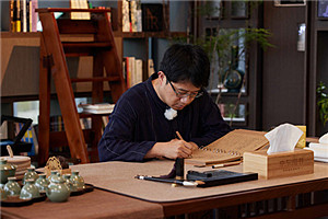 長篇小說獎：《大醫(yī)》作者：馬伯庸（滿族）         獲獎感言在調研和創(chuàng)作過程中，隨著我深入了解中國近代醫(yī)學史，不斷被當年的大醫(yī)們所感動。其中有太多可歌可泣的人物、驚心動魄的故事以及救國救民的仁愛精神，放到今日，仍不過時。當年他們在亂世之中的艱辛與堅持，實在應該讓現在的公眾了解。而讓他們了解的最好方式，就是通過文藝作品來表現，只有寫出這種精神的繼承性與時代性，歷史小說的質感才能凸顯出來。