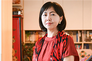 長篇小說獎：《阿娜河畔》作者：阿舍（維吾爾族）         獲獎感言寫作中，如何對歷史與文學、時代與個體、整體與局部進行推敲會通，如何在經驗與想象、時間與空間上展開不同于以往的觀照、思考和嘗試，其間的每一項，于我都是新的挑戰(zhàn)。因此，《阿娜河畔》的創(chuàng)作，自始至終都是一次奮力打開自我，努力超越自我的文學實踐。