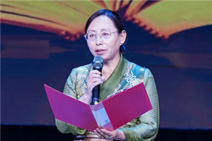 長篇小說獎：《在高原》  作者：尼瑪潘多（藏族）         獲獎感言文學創(chuàng)作不是我的職業(yè)，是我選擇的一條精神之路，它給予我的心理安寧和精神豐盈感，讓我心生感恩。今天，《在高原》這本書里呈現的故事、思考和探索得到評委們的肯定，給我的鞭策和鼓舞是巨大的，讓我對走好今后的文學創(chuàng)作之路充滿了信心……