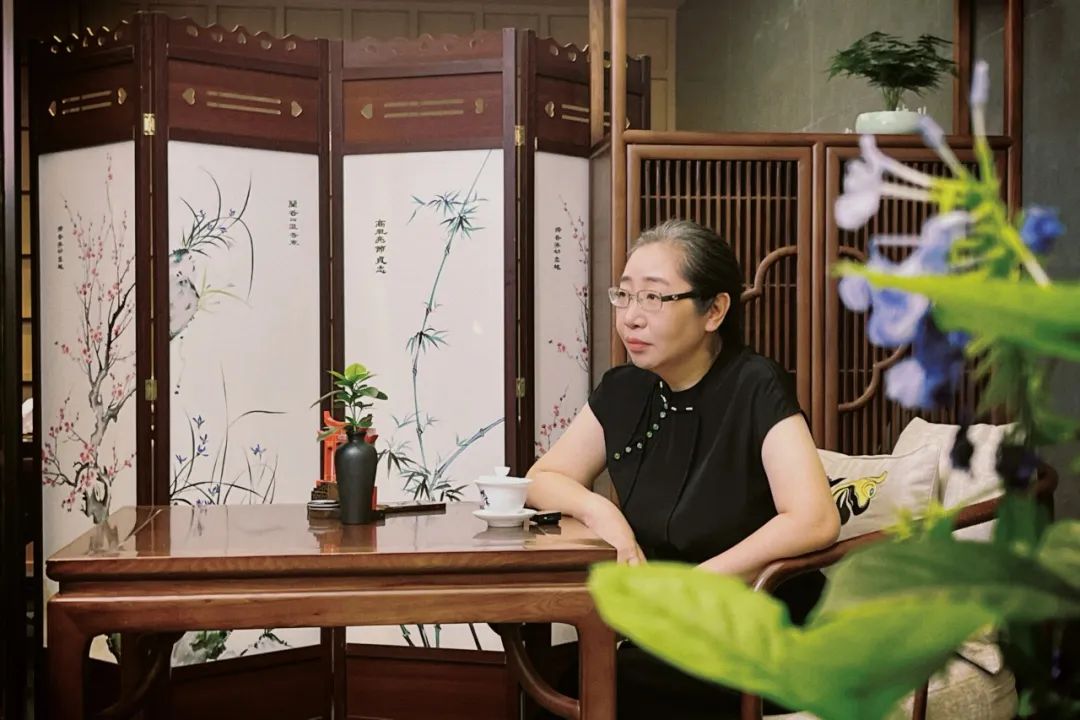 張勇 國(guó)家一級(jí)編劇、作家，四川省作協(xié)副主席。曾獲第二屆文榮獎(jiǎng)作家編劇獎(jiǎng)（《偽裝者》）。創(chuàng)作長(zhǎng)篇小說(shuō)《一觸即發(fā)》《偽裝者》《貴婉日記》，紅色諜戰(zhàn)川劇《黎明十二橋》以及電視劇《一觸即發(fā)》《偽裝者》《天衣無(wú)縫》等。