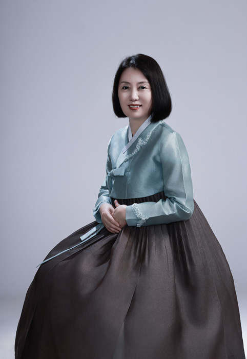 鄭風(fēng)淑，朝鮮族，1969年生。吉林省延邊朝鮮族自治州人大常委會(huì)副秘書長(zhǎng)。出版報(bào)告文學(xué)《金達(dá)萊映紅山崗》，翻譯出版長(zhǎng)篇小說(shuō)《南大川》、配圖詩(shī)歌集《中國(guó)朝鮮族民俗圖》等。曾獲《民族文學(xué)》獎(jiǎng)翻譯獎(jiǎng)。