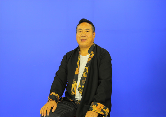 趙有年，藏族，1973年生。青海省海南州文聯(lián)創(chuàng)研室主任。著有長篇小說《石頭村里杏花開》，中短篇小說集《溫暖的羊皮襖》《炊煙籠罩的牧場(chǎng)》，譯作長篇小說《悲鳴的神山》、中短篇小說集《南色小說集》、藏族長篇史詩《格薩爾王》之《天竺佛法宗》等。