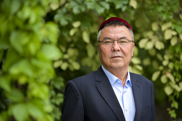 玉蘇甫·艾沙，維吾爾族，1970年生，新疆霍城人。中國石油烏魯木齊石化公司新聞媒體中心副主任，新疆作家協(xié)會副主席。著有長篇紀(jì)實文學(xué)《博格達來信》，翻譯出版《王三街》等五十多部小說。曾獲新疆天山文藝獎等。