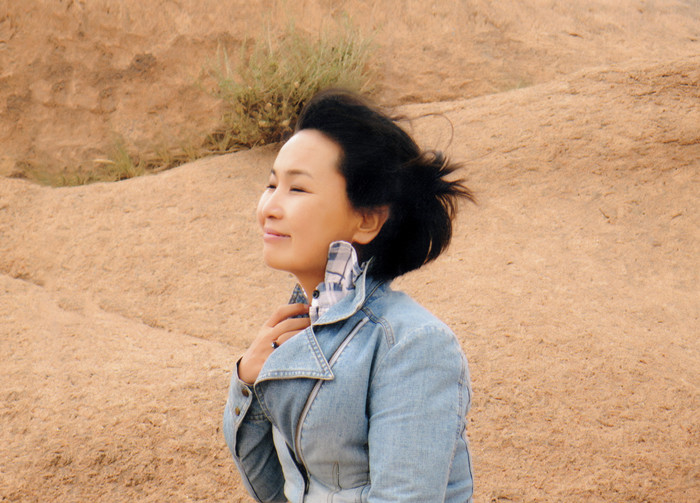 朵日娜，蒙古族，1971年生，內(nèi)蒙古赤峰市克什克騰旗人。內(nèi)蒙古赤峰市民族事務(wù)委員會(huì)副譯審，內(nèi)蒙古自治區(qū)翻譯家協(xié)會(huì)副主席。出版譯著《阿拉善風(fēng)云》（又名《遙遠(yuǎn)的大漠》）《斷裂》《飲馬井》《我給記憶命名》等。曾獲《民族文學(xué)》獎(jiǎng)，內(nèi)蒙古自治區(qū)索龍嘎文學(xué)獎(jiǎng)等。