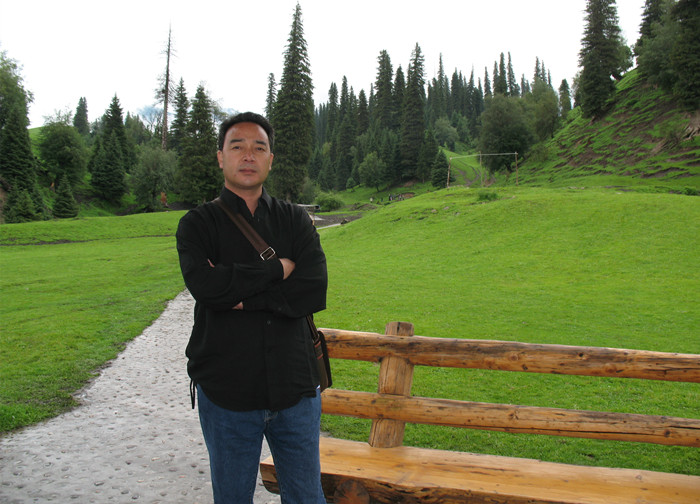 艾布，東鄉(xiāng)族，1966年生，新疆察布查爾縣人。新疆作家協(xié)會創(chuàng)聯(lián)部主任、副秘書長。出版詩集《那是一個月夜》《馬蘭花》等，翻譯出版長篇小說《額古納河右岸》《木壘河》《駐村筆記》等。