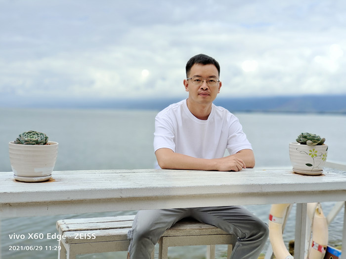 向迅，土家族，1984年生，湖北建始人。《雨花》雜志編輯。著有小說(shuō)集《七月晚餐：南方幻想故事集》，散文集《聲音博物館》等。曾獲豐子愷散文獎(jiǎng)、孫犁散文獎(jiǎng)、江蘇紫金山文學(xué)獎(jiǎng)等。