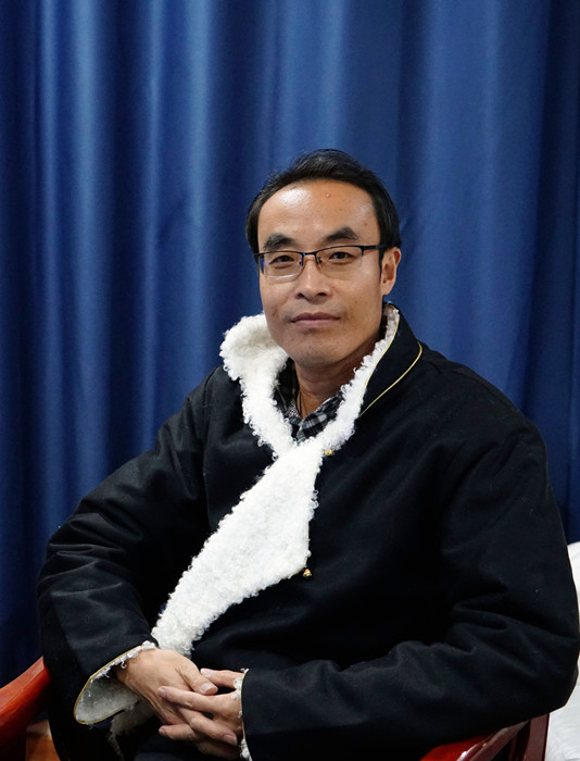 王小忠，藏族，1980年生，甘肅甘南人。甘南州文聯(lián)《格?；ā冯s志副主編。著有散文集《黃河源筆記》《洮河源筆記》，小說集《五只羊》，兒童小說《天邊的月亮湖》等。曾獲甘肅黃河文學(xué)獎，《朔方》文學(xué)獎等。