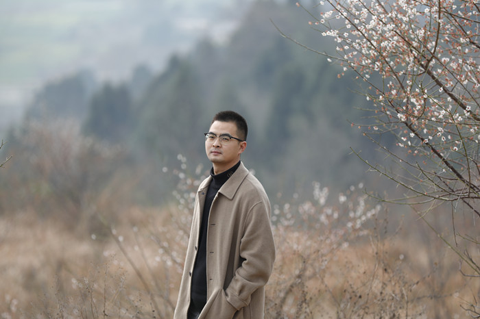 羌人六，本名劉勇，羌族，1987年生。《四川文學》雜志編輯。著有詩集《太陽神鳥》《羊圖騰》，中短篇小說集《伊拉克的石頭》長篇小說《爾瑪史詩》等。