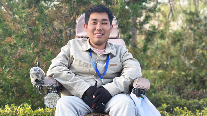 柳客行，本名馬駿，回族，1995年生。固原市作家協(xié)會副秘書長。2023年入選固原市“最美文學(xué)人”。