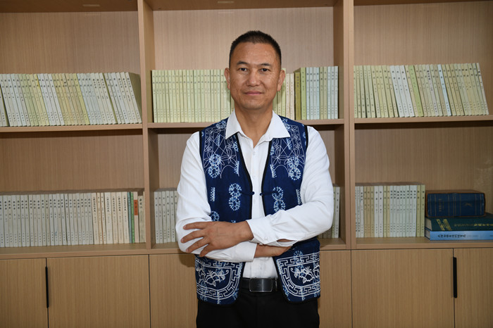 北雁，本名王燦鑫，白族，1982年生，云南洱源人。云南省大理州教育體育局高級(jí)教師。出版長(zhǎng)篇小說(shuō)《趕在太陽(yáng)落山以前》等。曾獲云南文學(xué)藝術(shù)獎(jiǎng)。