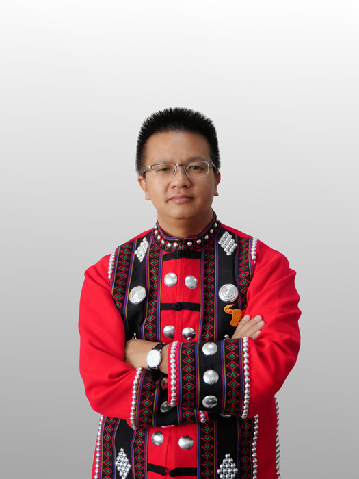 張偉鋒，佤族，1986年生，云南臨滄人。云南文學(xué)藝術(shù)館宣教部副主任。出版詩集《風(fēng)吹過原野》《遷徙之辭》等，曾獲云南文學(xué)藝術(shù)獎、《北京文學(xué)》獎等。