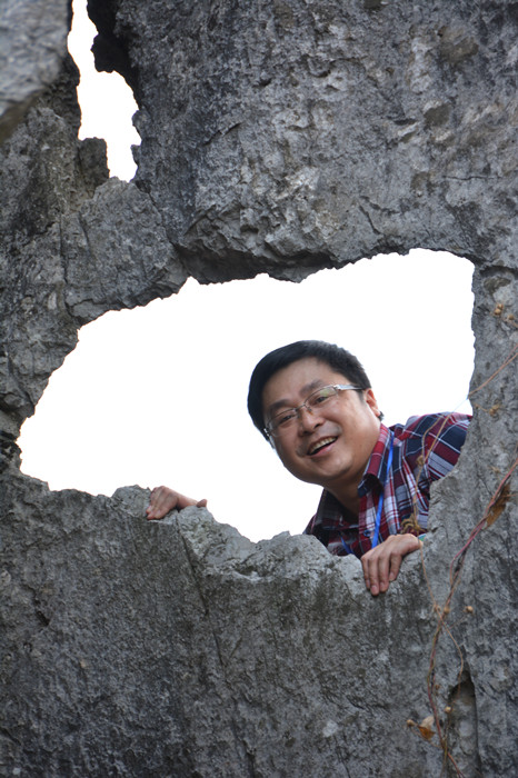 牧之，本名韋光榜，布依族，1963年生，貴州貞豐人?！度f峰湖》雜志執(zhí)行主編。著有《魂系高原》《紙上人間》等。曾獲中國人口文化獎(jiǎng)、貴州民族文學(xué)金貴獎(jiǎng)等。