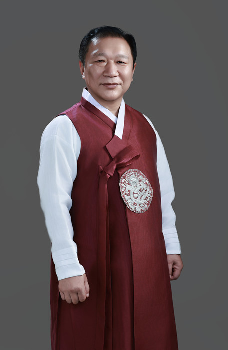 金榮健，朝鮮族，1963年生。曾任延邊人民出版社《文化時(shí)代》編輯部主編。出版詩集《晨山問候》《至水微瀾》《留在空位置的理由》等。曾獲吉林省長白山文藝獎(jiǎng)、吉林省電視丹頂鶴獎(jiǎng)最優(yōu)秀導(dǎo)演獎(jiǎng)、全國少數(shù)民族廣播電視節(jié)目最優(yōu)秀導(dǎo)演獎(jiǎng)等，被評(píng)為全國百佳電視藝術(shù)工作者。編劇及總策劃的舞劇《阿里郎花》獲中國少數(shù)民族舞蹈大賽金獎(jiǎng)。