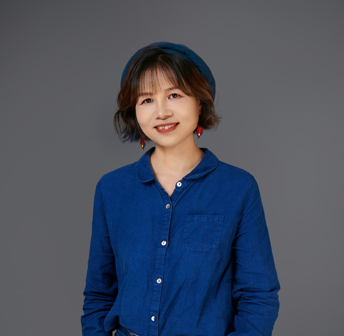 黃芳，壯族，1974年生，廣西貴港人。出版詩(shī)集《風(fēng)一直在吹》《仿佛疼痛》《聽(tīng)她說(shuō)》等。