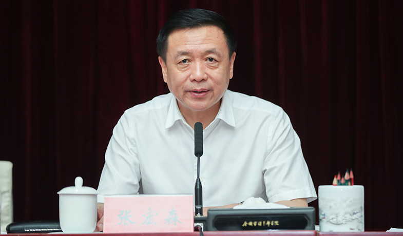 7月20日，評委會名譽主任張宏森在第一次全體會上講話