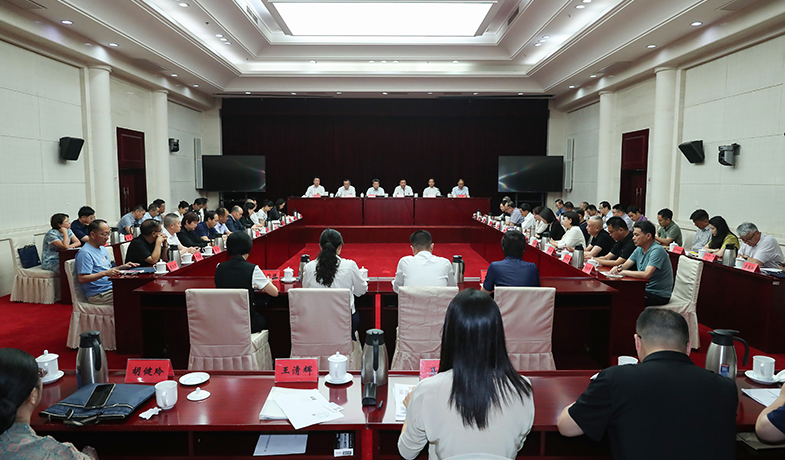 7月20日，第十三屆全國少數民族文學創(chuàng)作駿馬獎評獎委員會第一次全體會議在京召開