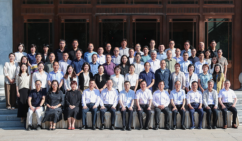 7月20日，第十三屆全國少數民族文學創(chuàng)作駿馬獎全體評委合影