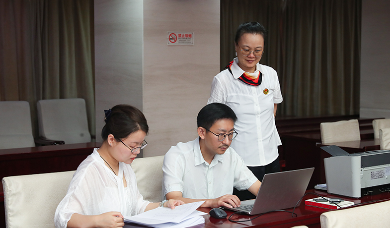 7月31日，工作人員在紀律監(jiān)察組和公證員的監(jiān)督下統(tǒng)計選票