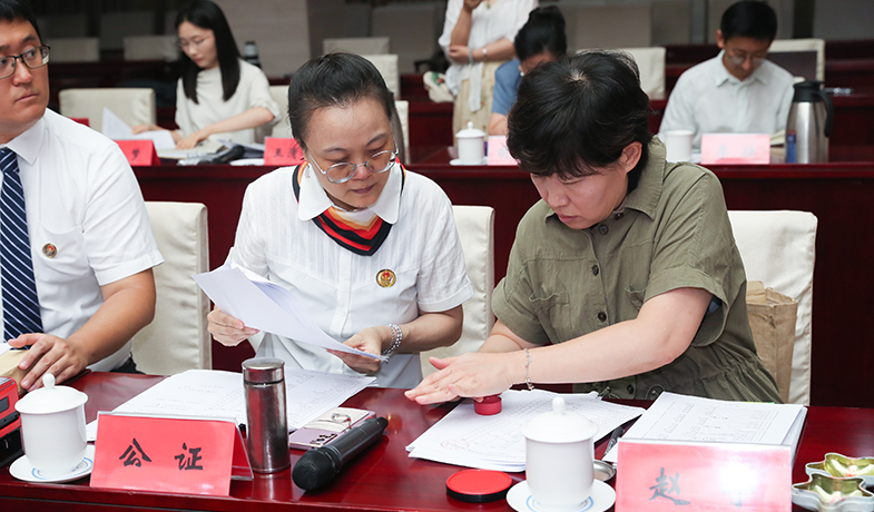 7月31日，紀律監(jiān)察組和公證處人員在選票結果上蓋章