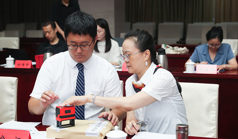 7月31日，公證處人員將選票結果封存