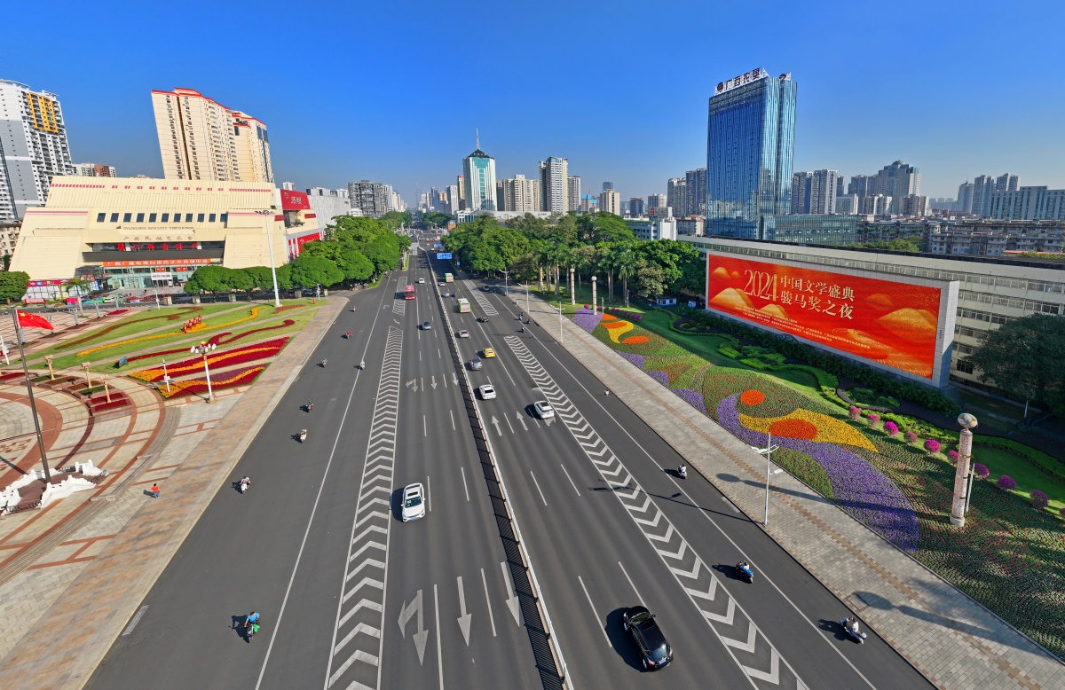 南寧民族廣場(chǎng)上LED顯示屏播放的宣傳標(biāo)語(yǔ)營(yíng)造濃厚氛圍。記者 周軍 攝